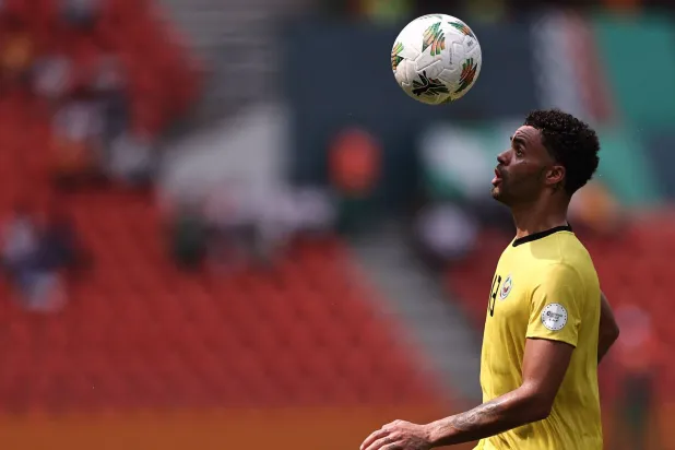 ستانلي راتيفو مهاجم موزمبيق يتدرب نهاراً ويلعب الموسيقى ليلاً (أ.ف.ب)