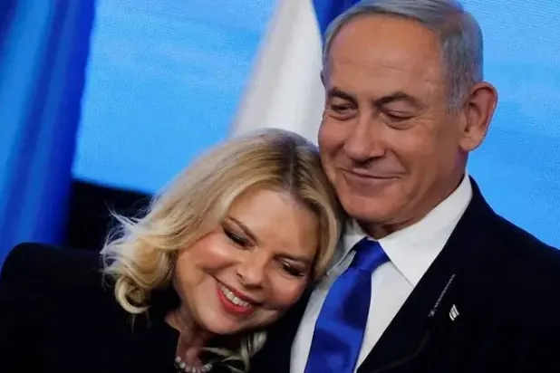 التقى نتنياهو وسارة في عام 1988 خلال وجوده في مطار شيفول بأمستردام (رويترز)