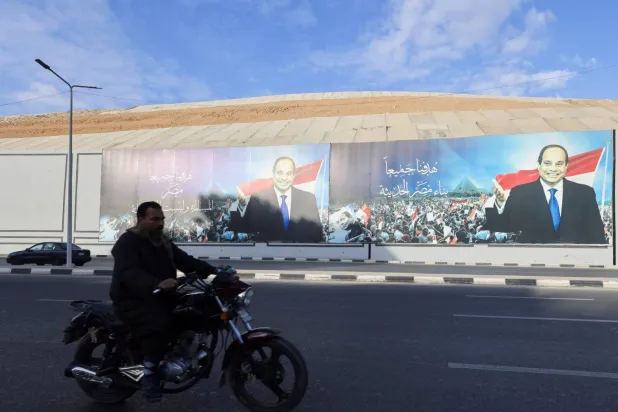 Çarşamba günkü Polis Günü’nde Kahire’nin merkezinde Mısır Cumhurbaşkanı Abdulfettah es-Sisi’nin bir duvar resmi (Reuters)