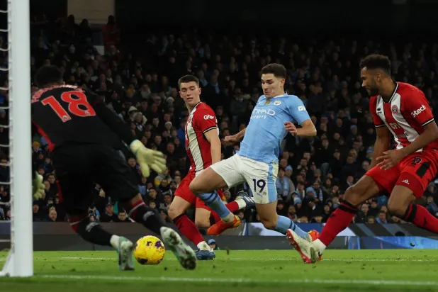 جوليان ألفاريز أنضم الى مانشستر سيتي وهو مازال شاباً (رويترز)