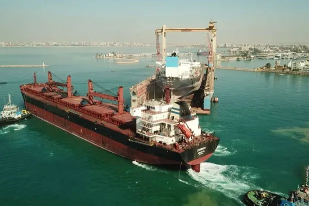 ناقلة البضائع اليونانية «زوغرافيا» خلال رسوها في ميناء السويس بالإسماعيلية مصر في 22 يناير 2024 (إ.ب.أ)