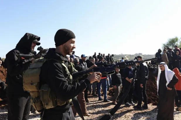 مغربی کنارے کے شہر جنین کے قریب اسرائیلی حملے میں ہلاک ہونے والے افراد کی آخری رسومات کے دوران مسلح فلسطینی افراد (ای پی اے)