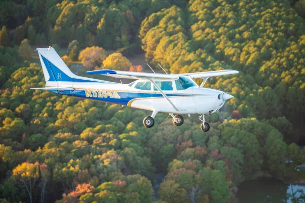 طائرة من طراز «سيسنا 172» (أ.ب)