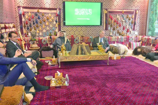 
اجتماع سفراء «الخماسية» في خيمة السفير السعودي (الشرق الأوسط)