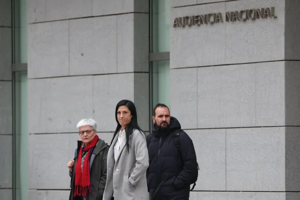 النجمة الإسبانية هيرموسو خلال حضورها إحدى المحاكمات (أ.ف.ب)