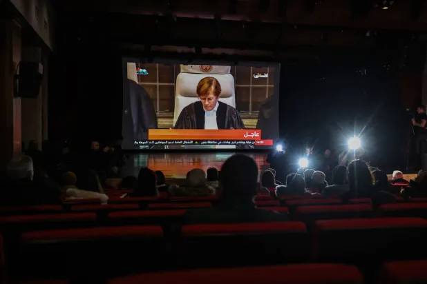 فلسطينيون في الضفة الغربية يتابعون جلسة محكمة العدل الدولية (أ.ف.ب)