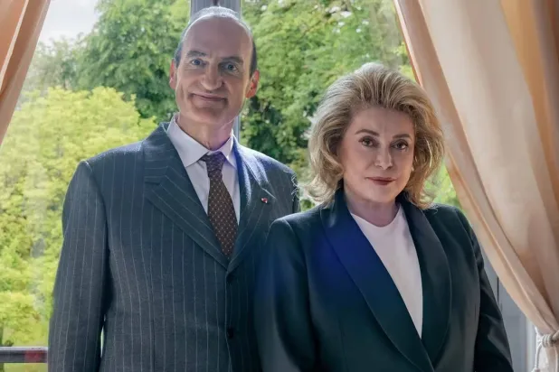 الممثلان كاترين دونوف وميشال فوييرموز بشخصيّتَي برناديت وجاك شيراك (شركة وارنر)
