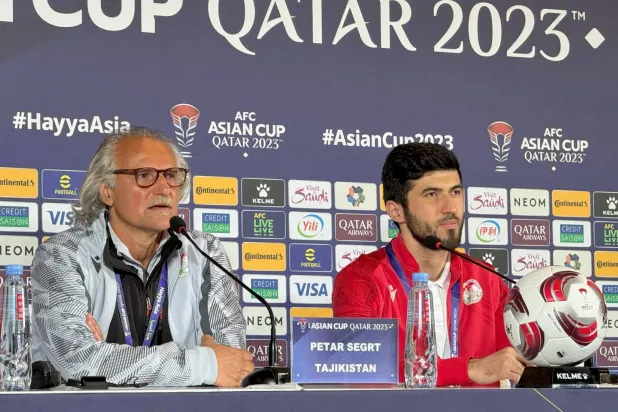 الكرواتي بيتر سيغارت مدرب منتخب طاجيكستان واللاعب جيباروف (الشرق الأوسط)