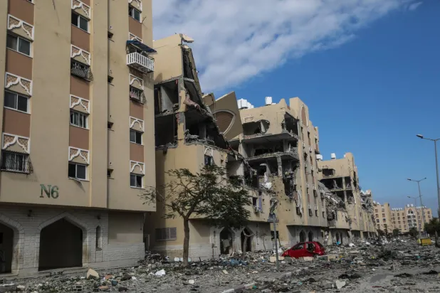 أبنية مدمرة إثر عملية عسكرية إسرائيلية في بلدة خان يونس جنوب قطاع غزة (إ.ب.أ)