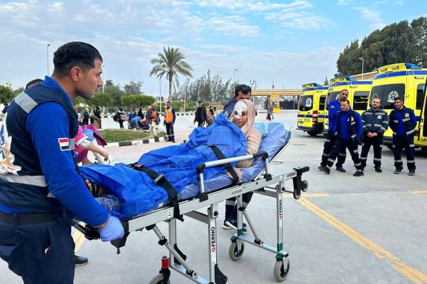 جريحة فلسطينية تظهر أثناء نقلها عبر معبر رفح في مصر بعد إجلائها من قطاع غزة (أ.ف.ب)