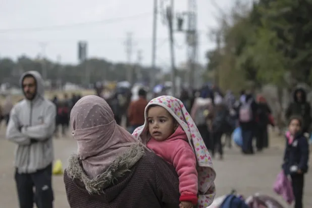 Filistinliler, İsrail güçlerinin kamplarını boşaltmaya zorlamasının ardından Han Yunus'tan Refah'a gittiler (EPA)
