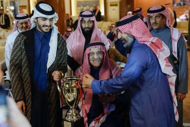 الأمير خالد بن سلطان خلال مشاركته في تتويج الفائزين (الشرق الأوسط)
