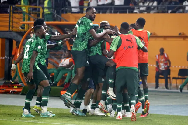 فرحة نيجرية بعد الهدف الثاني (رويترز)
