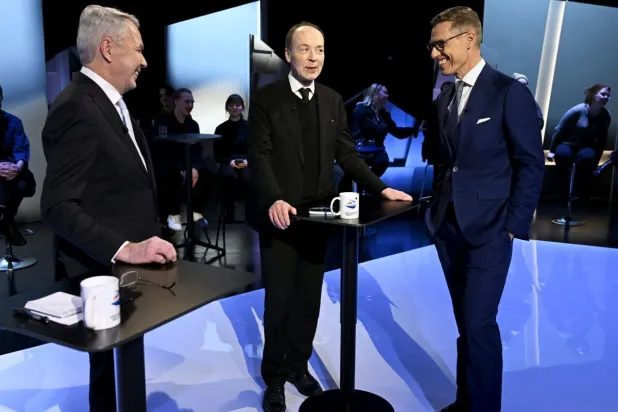 ألكسندر ستاب (يمين) وبيكا هافيستو (يسار) ويوسي هالا-آهو (وسط) خلال مناظرة رئاسية في 25 يناير 2024 (أ.ف.ب)