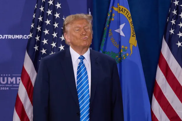 الرئيس الأميركي السابق دونالد ترمب خلال الحديث لأنصاره في نيفادا (إ.ب.أ)