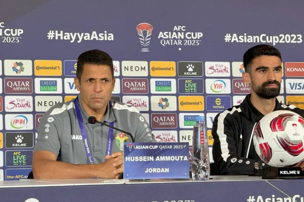 الحسين عموتة مدرب منتخب الأردن... واللاعب نزار الرشدان (الشرق الأوسط)