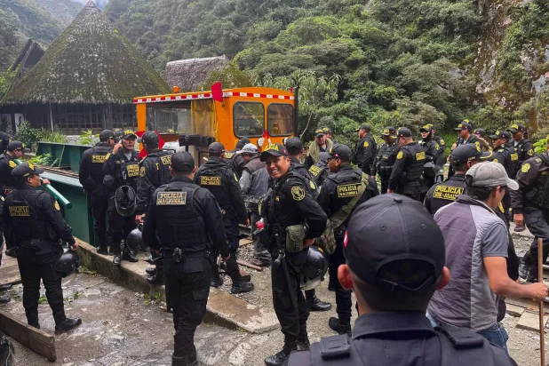 شرطة مكافحة الشغب تحرس محطة القطار في اليوم الثالث من الإضراب العام (أ.ف.ب)