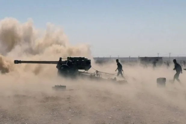 

یک نیروی نظامی سوری در حال بمباران (آرشیویی - دیده‌بان حقوق بشر سوریه)