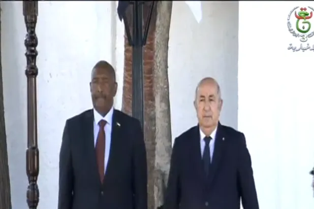 الرئيس الجزائري عبد المجيد تبون (يمين) ورئيس «مجلس السيادة» السوداني عبد الفتاح البرهان الأحد في الجزائر (التلفزيون الجزائري)