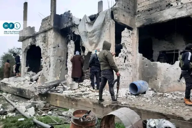 صورة نشرها «تجمع أحرار حوران» لاقتحام منزل تحصن به عناصر «داعش» في نوى بريف درعا الغربي