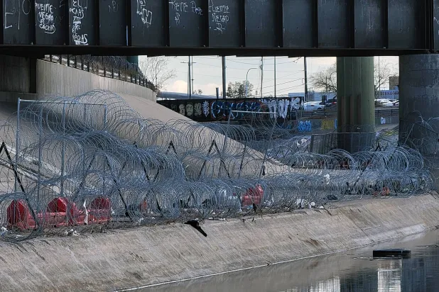 أسلاك شائكة عند الحدود الأميركية المكسيكية في 25 يناير (إ.ب.أ)