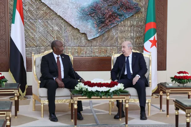 الرئيس الجزائري عبد المجيد تبون (يمين) ورئيس «مجلس السيادة» السوداني عبد الفتاح البرهان الأحد في الجزائر (الرئاسة الجزائرية)
