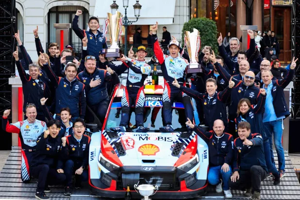 فرحة السائق البلجيكي تييري نوفيل (يمين) ومساعده مارتين ويدايغي (يسار) وسط فريقهما عقب الفوز برالي مونتي كارلو في فرنسا (أ.ف.ب)