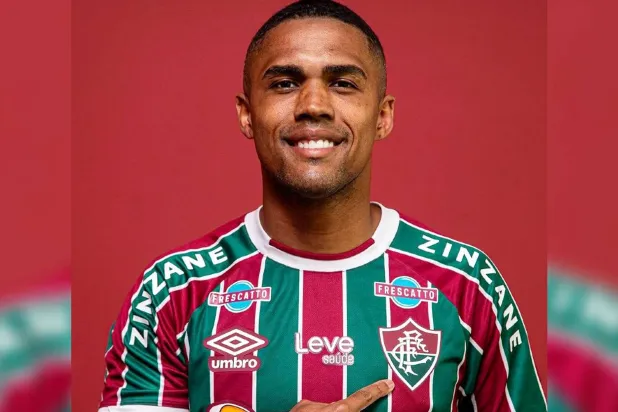 المهاجم البرازيلي دوغلاس كوستا عقب توقيعه مع فلوميننسي البرازيلي (الشرق الأوسط)