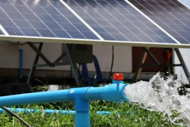 مياه جوفية يتم ضخها بواسطة الطاقة الشمسية (شترستوك)