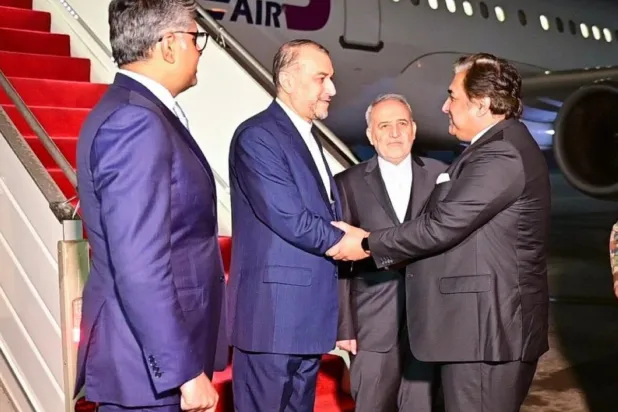 İran Dışişleri Bakanı, iki ülke arasındaki gerilimi yatıştırmak için Pakistan’a gitti