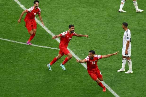 منتخب «النشامى» يكسب «أسود الرافدين» ويبلغ دور الثمانية (رويترز)