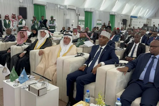  Açılış sırasında Somali Başbakanı ve Dr. Abdullahi er-Rabia (Şarku’l Avsat)