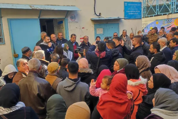 وقفة احتجاجية أمام مكتب «الأونروا» في مخيم البداوي للاجئين الفلسطينيين بشمال لبنان (الوكالة الوطنية)