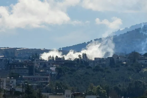 İsrail'in Güney Lübnan'a düzenlediği saldırıların ardından bölgede dumanlar yükseldi. (AFP)