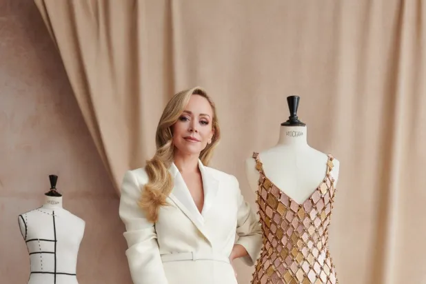 المصممة تامارا رالف في مشغلها (أوديمار بيغيه)