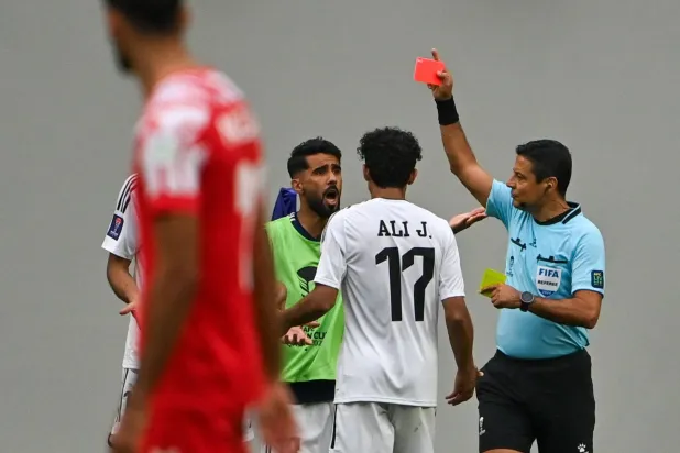 تعرض أيمن حسين مهاجم منتخب العراق للإقصاء (تصوير: علي خمج)