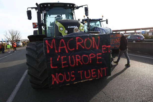 «ماكرون - أوروبا تقتلنا» رسالة من المزارعين إلى الرئيس الفرنسي لمطالبته بالاستجابة لأحد أهم شعارات الحراك (أ.ف.ب)