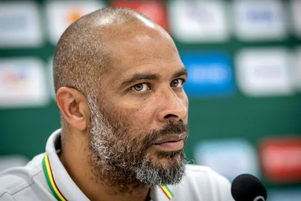 إريك شيل مدرب منتخب مالي خلال المؤتمر الصحافي (أ.ف.ب)