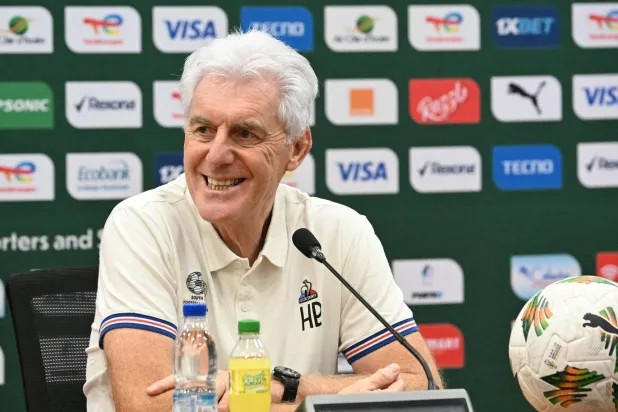 هوغو بروس مدرب منتخب جنوب أفريقيا خلال المؤتمر الصحافي (أ.ف.ب)