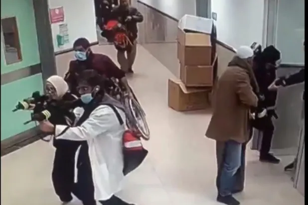 صورة مثبتة من مقطع فيديو نشر على مواقع التواصل لعملية اقتحام الجيش الإسرائيلي مستشفى ابن سينا