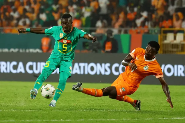 جون مايكيل سيري صاحب الرقم 4 خلال مواجهة السنغال (رويترز)