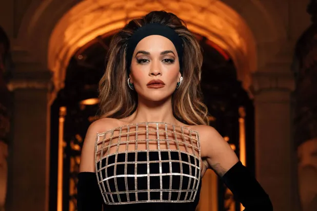 الفنانة ريتا أورا في الحفل الذي نظمته كل من تمارا و«أوديمار بيغيه» للاحتفال بإصدار الساعة الجديدة (أوديمار بيغيه)