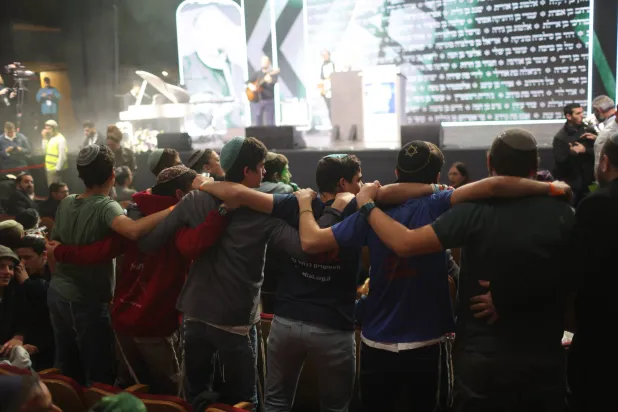 أجواء احتفالية داخل مؤتمر لليمين المتطرف في القدس الأحد الماضي يروّج لإنشاء مستوطنات إسرائيلية في قطاع غزة (إ.ب.أ)