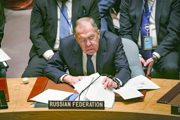 وزير الخارجية الروسي سيرغي لافروف متحدثاً في جلسة مجلس الأمن (د.ب.أ)