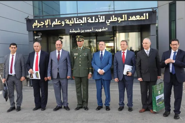 وزيرا الداخلية التونسي كمال الفقي والجزائري إبراهيم مراد بعد اجتماعات أمنية مشتركة (الموقع الرسمي لوزارة الداخلية التونسية)