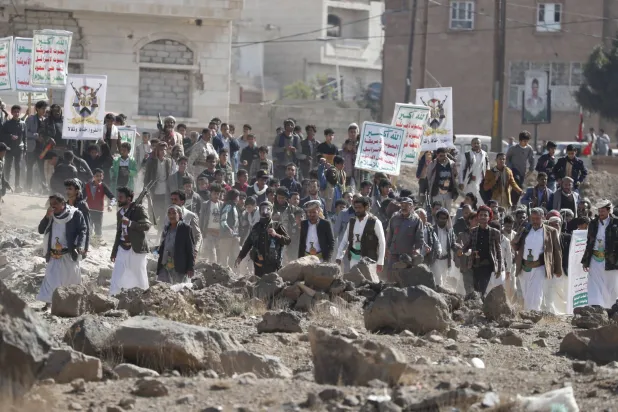 رجال قبائل مسلحون موالون للحوثيين يشاركون في مسيرة في صنعاء (إ.ب.أ)