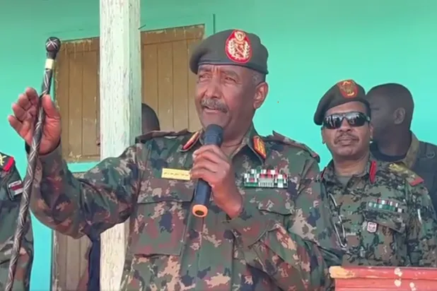 قائد الجيش السوداني عبد الفتاح البرهان يخاطب قواته في شرق البلاد (سونا)