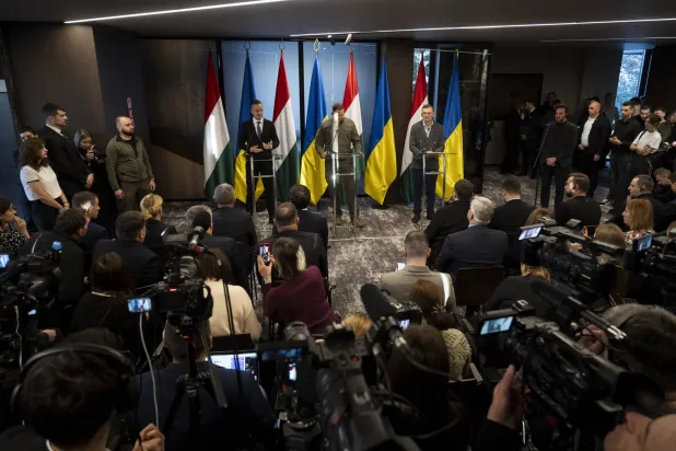 وزيرا خارجية أوكرانيا والمجر والمستشار الرئاسي الأوكراني خلال مؤتمر صحافي بعد المحادثات في مدينة كاميانيتسيا الأوكرانية أمس (أ.ب)