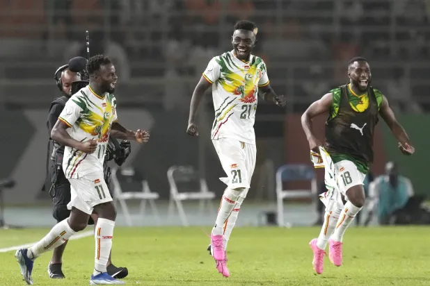 فرحة لاعبي منتخب مالي بالفوز على بوركينا فاسو والتأهل لربع نهائي بطولة كأس أمم أفريقيا (أ.ب) 