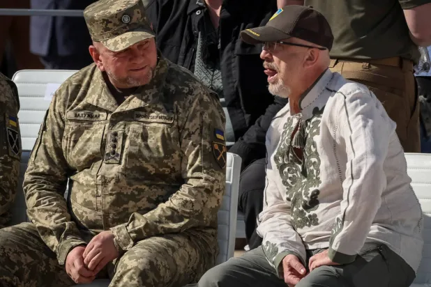 القائد الأعلى للقوات المسلحة الأوكرانية فاليري زالوغني يتحدث مع وزير الدفاع الأوكراني أوليكسي ريزنيكوف خلال الاحتفال بيوم استقلال أوكرانيا في 24 أغسطس 2023 (رويترز)